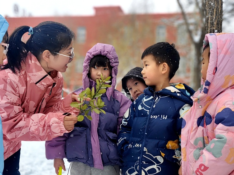 河北唐县：冬日巧手冻冰花_fororder_老师和孩子们一起寻找做冰花的材料   万欣然摄