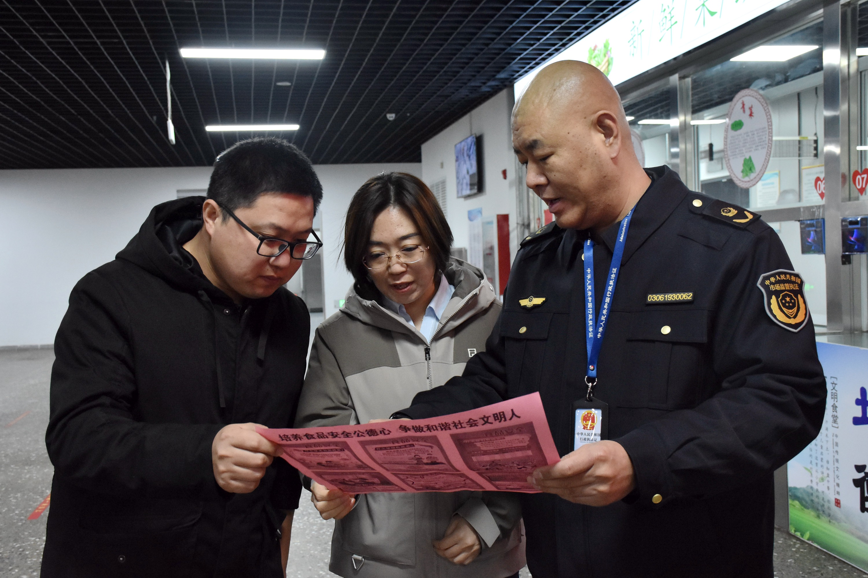 河北清苑：深入推进“文明餐桌”行动 助力文明创建_fororder_工作人员走进校园食堂开展食品安全宣传。赵琪摄