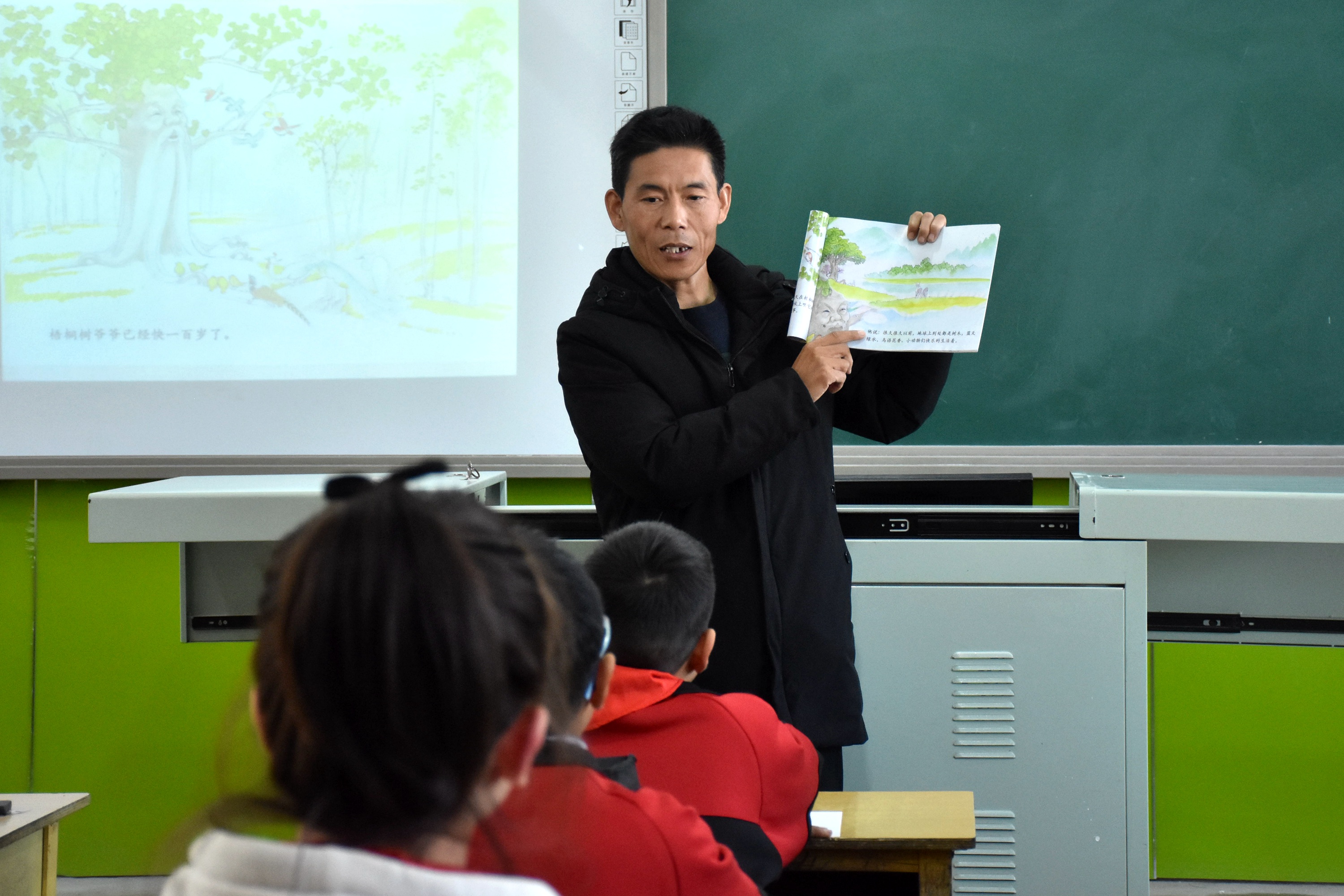 河北清苑：環保宣傳進校園 文明理念入童心_fororder_老師為同學們講述環保主題繪本《樹爺爺的故事》。 趙琪攝.JPG