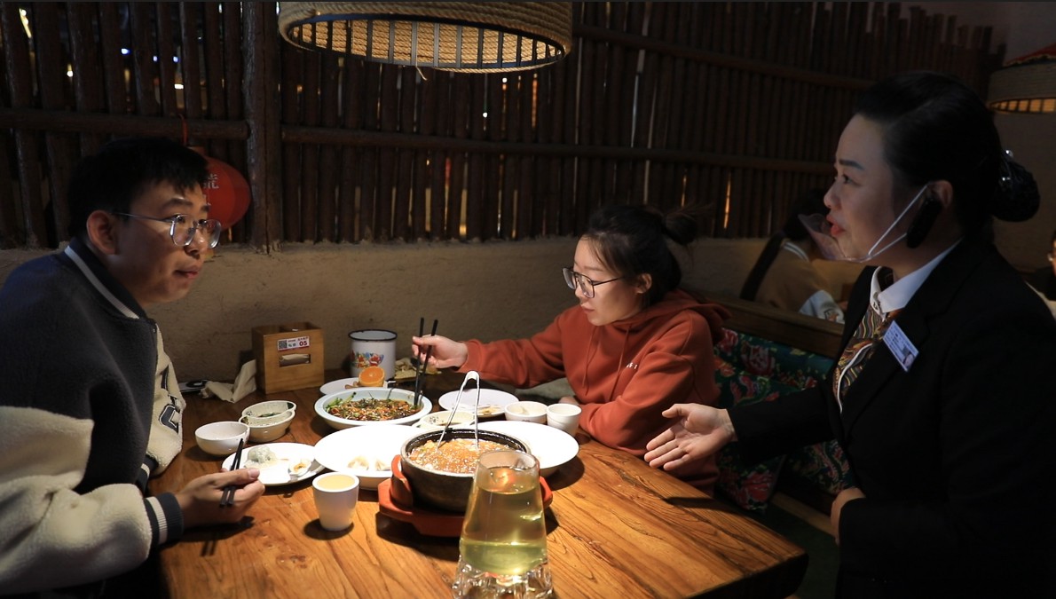 圖片默認標題_fororder_圖4 餐廳工作人員引導消費者合理點餐