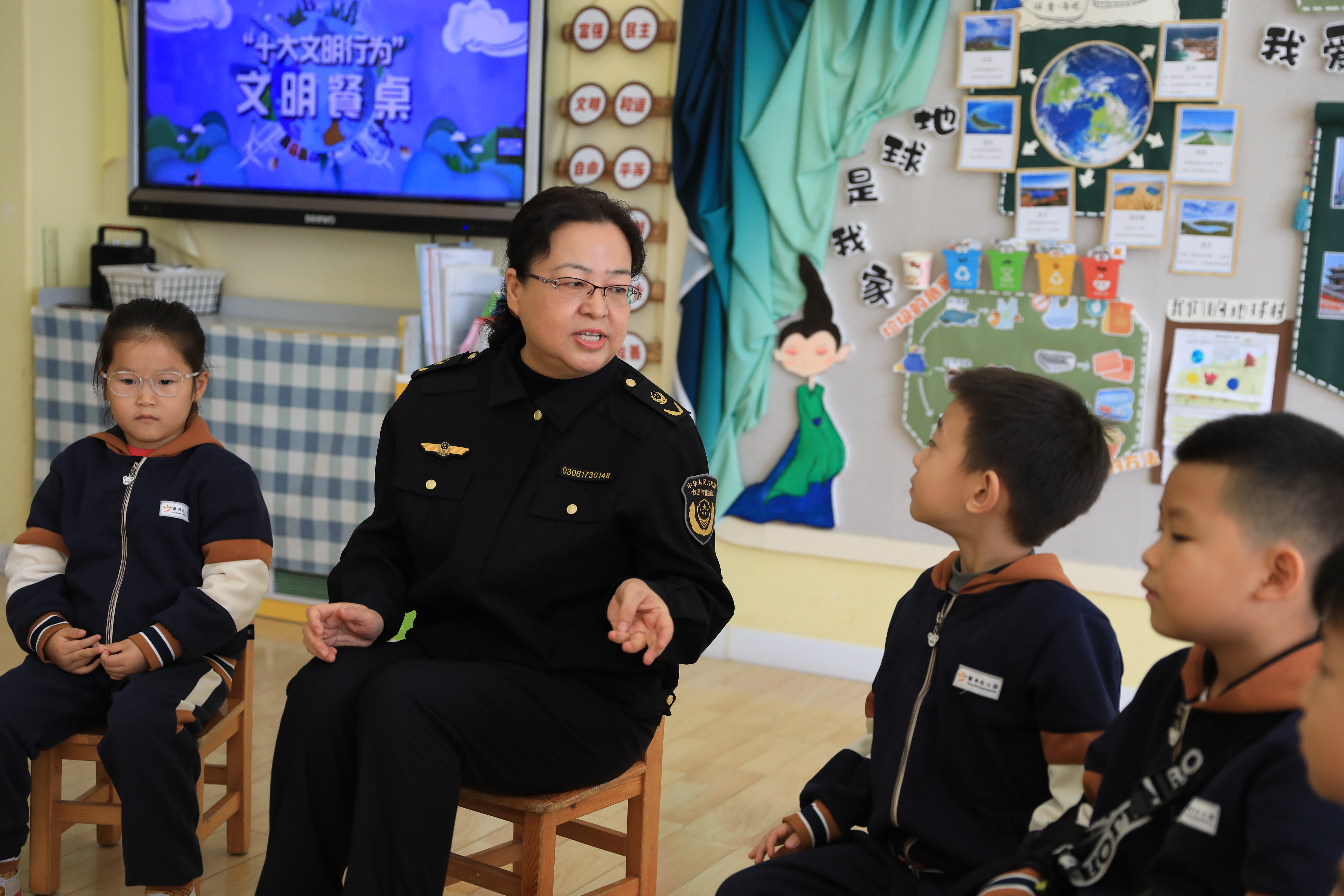 圖片默認標題_fororder_圖1 執法人員向幼兒園學生講解文明餐桌行為.JPG