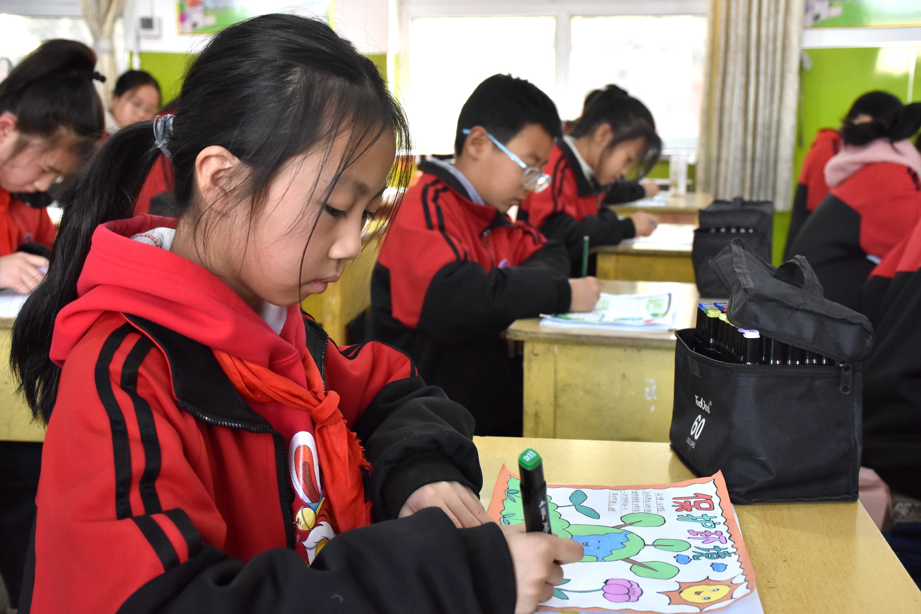 河北清苑：環保宣傳進校園 文明理念入童心_fororder_同學們創作環保主題手抄報。 趙琪攝.JPG