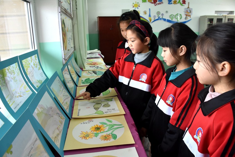 河北清苑：环保宣传进校园 文明理念入童心_fororder_同学们在美术教室阅读环保主题绘本。 赵琪摄.JPG