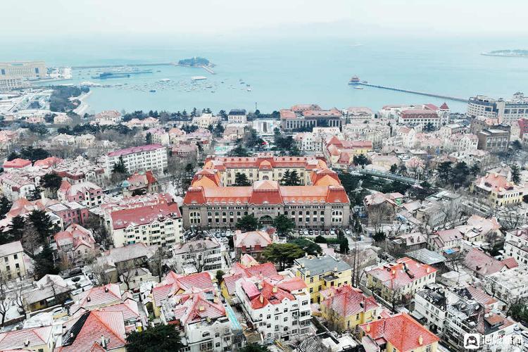 山东青岛：白雪纷飞，老城区银装素裹！