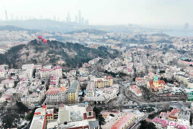 山东青岛：白雪纷飞，老城区银装素裹！