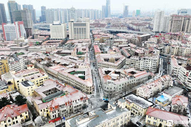 山东青岛：白雪纷飞，老城区银装素裹！