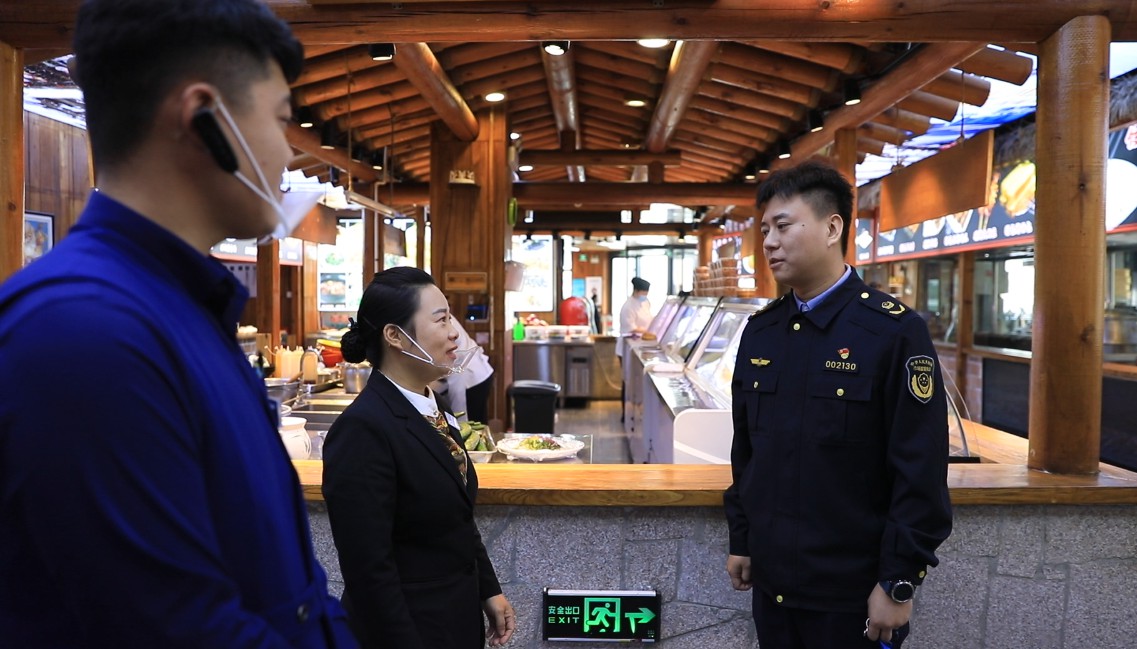 圖片默認標題_fororder_圖3 執法人員到餐飲門店督促檢查