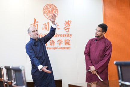 南开大学外籍教师用西语相声表演 传播中国曲艺文化_fororder_图片5