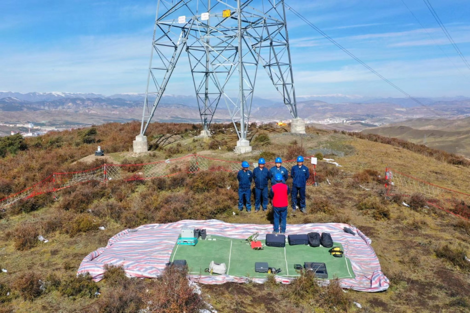 Gansu Successfully Completes First-ever Live-Line Work on 330 kV Powerlines at High Altitudes_fororder_图片8
