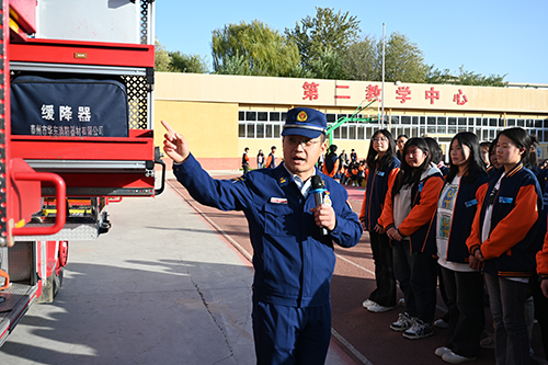 石家莊市新華區：雙管齊下築牢校園安全“防火牆”_fororder_消防員講解救援車輛上的各種消防器械、裝備