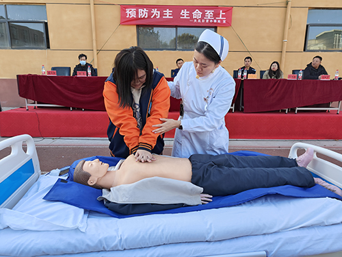 石家莊市新華區：雙管齊下築牢校園安全“防火牆”_fororder_學生體驗胸外按壓方法