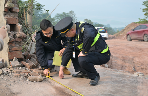 重庆：施工单位涉嫌违规开设路口 交通执法部门紧急叫停_fororder_微信图片_20231122152535