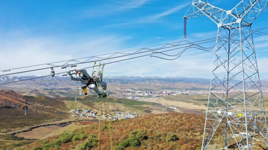Gansu Successfully Completes First-ever Live-Line Work on 330 kV Powerlines at High Altitudes_fororder_图片10