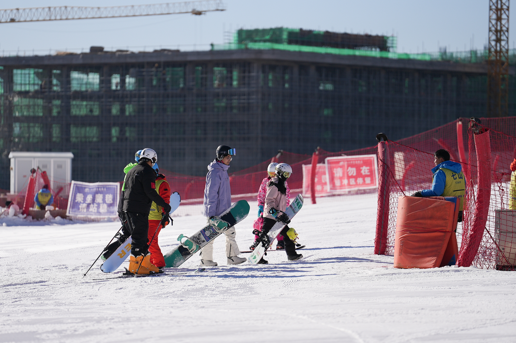 河北涞源：七山滑雪场“开板”迎雪季_fororder_3