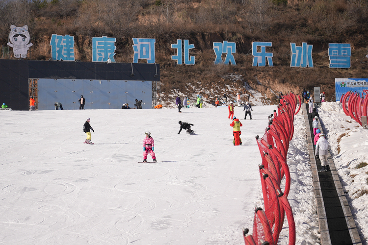 河北涞源：七山滑雪场“开板”迎雪季_fororder_1