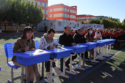 保定市滿城區：莘聲悅耳潤童心 書韻無限浸校園_fororder_滿城小學誦讀展演活動評委席 攝影 范芳芳.JPG