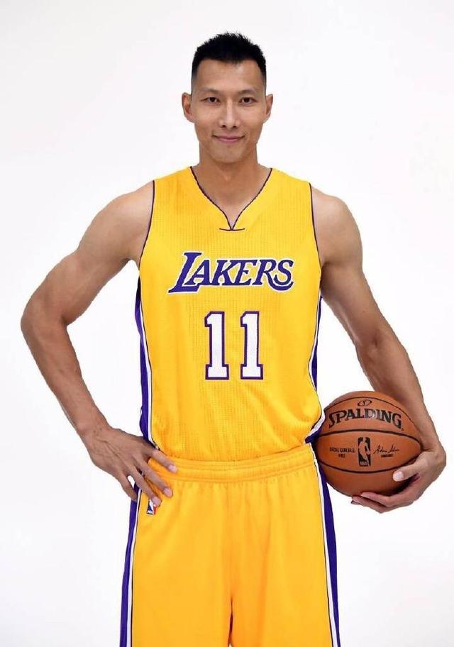 易建联一手抱球