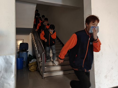 石家莊市新華區：雙管齊下築牢校園安全“防火牆”_fororder_學生進行緊急疏散演練