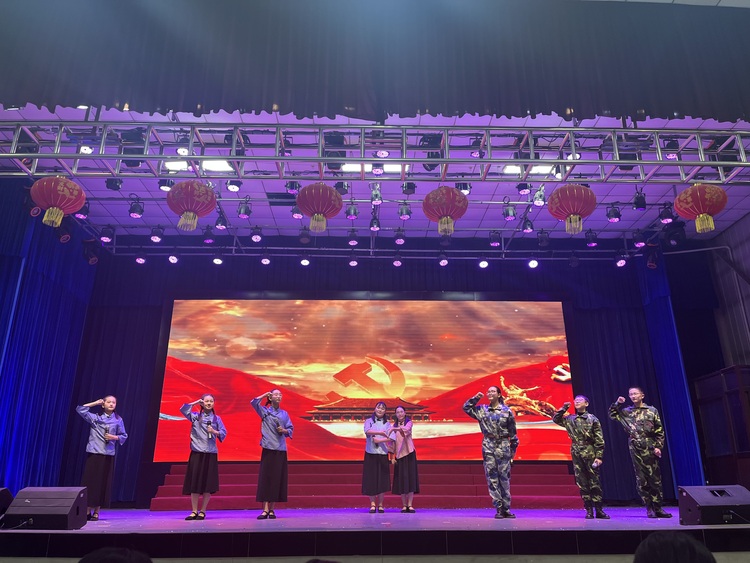 河北涞水：艺术铸魂促进教育高质量发展_fororder_图为涞水县中小学文艺汇演中学组学生正在朗诵表演。徐梓钰 摄.JPG
