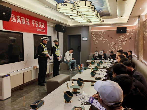 重慶九龍坡警方創新安全宣傳深入酒駕易發場所_fororder_圖片1