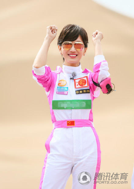 众女神变身机车女郎赵雅芝趴车耍酷