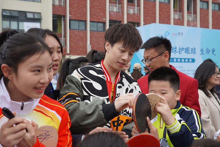 國乒名將與成都學生切磋球技 激勵青少年追逐夢想_fororder_圖片3