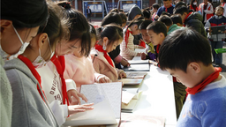 武漢江夏區“聚賢微光”75名志願者公益服務兒童課外活動