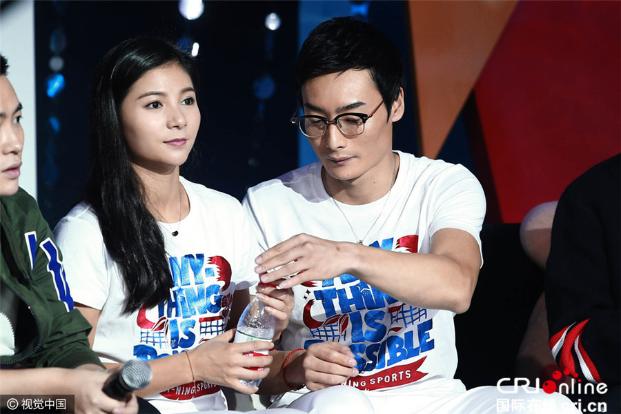 秦凯求婚何姿后首合体秀恩爱 魏晨与张国伟学习"大鹏展翅"