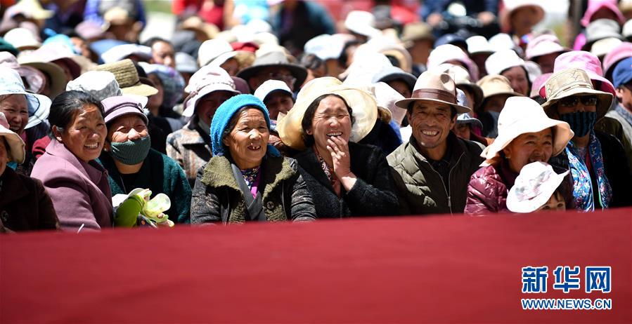 西藏：“紅色文藝輕騎兵” 把歡樂帶到家門口