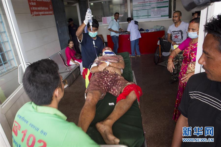 尼泊尔客车事故造成至少14人死亡