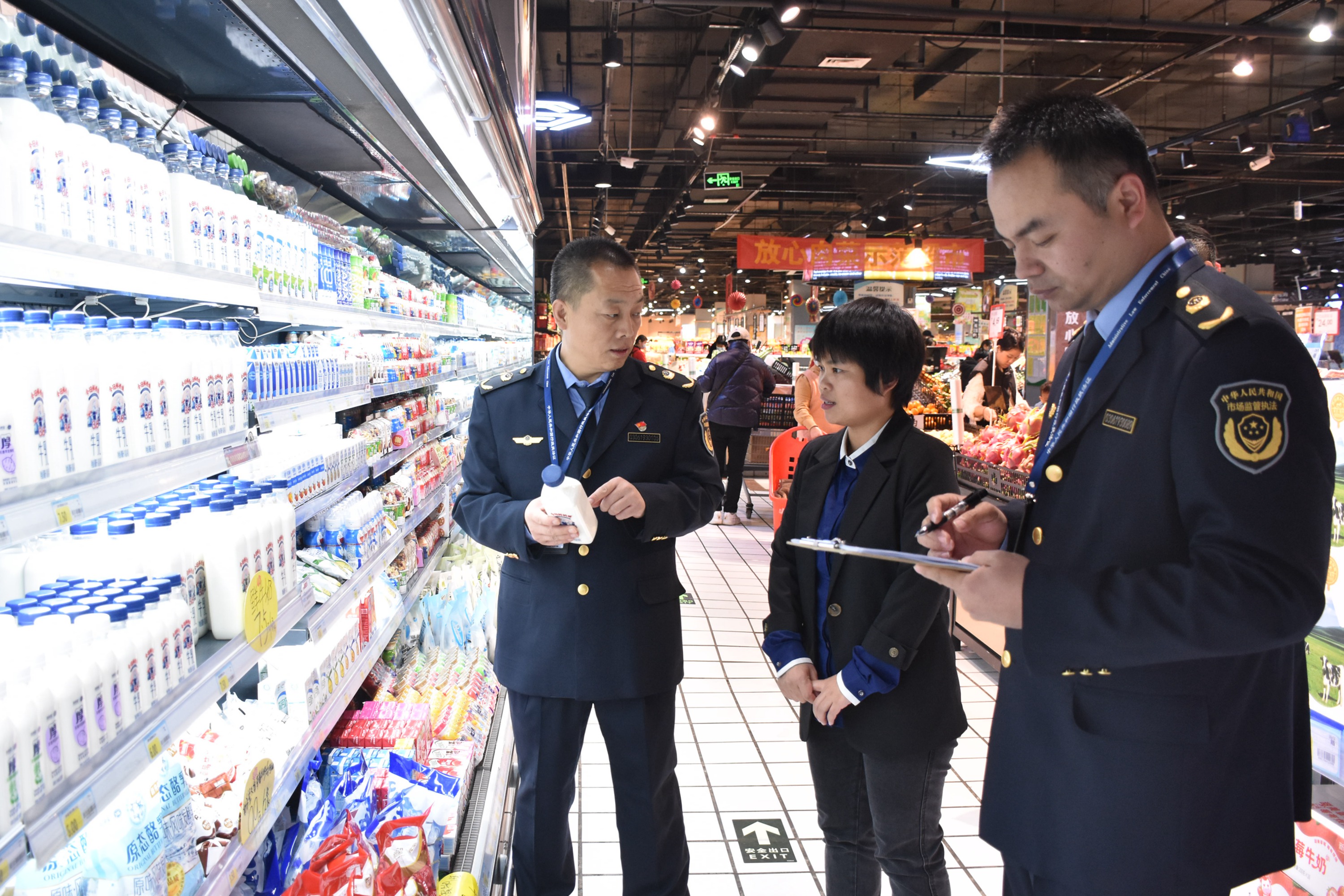 保定市滿城區舉辦“強國復興有我”365百姓故事匯宣講決賽_fororder_清苑區城關市場監管所執法人員對轄區商超産品進行隨機抽查。趙琪攝.JPG
