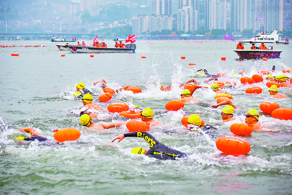 重庆万州：3000多“泳将”争渡长江