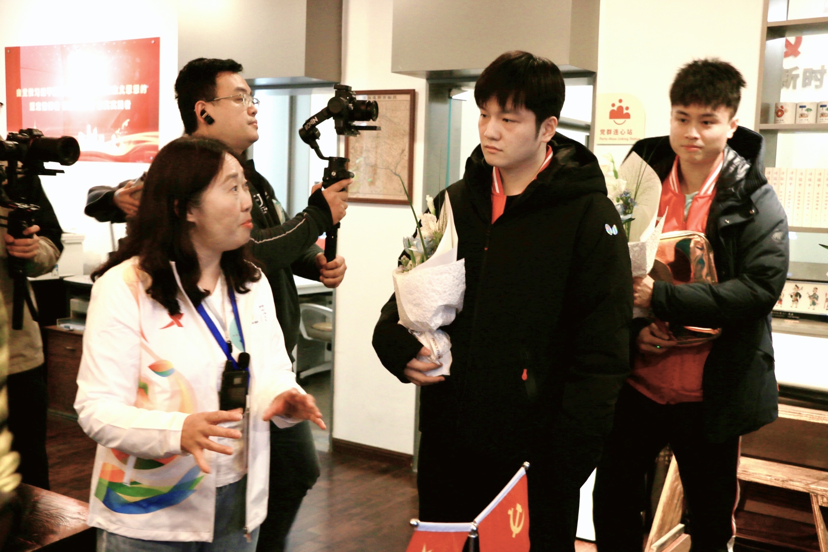 乒乓球国手进社区 感受成都赛事名城的万千气象_fororder_樊振东、周启豪参观玉林生活博物馆 摄影 杨雯涵