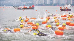 重慶萬州：3000多“泳將”爭渡長江