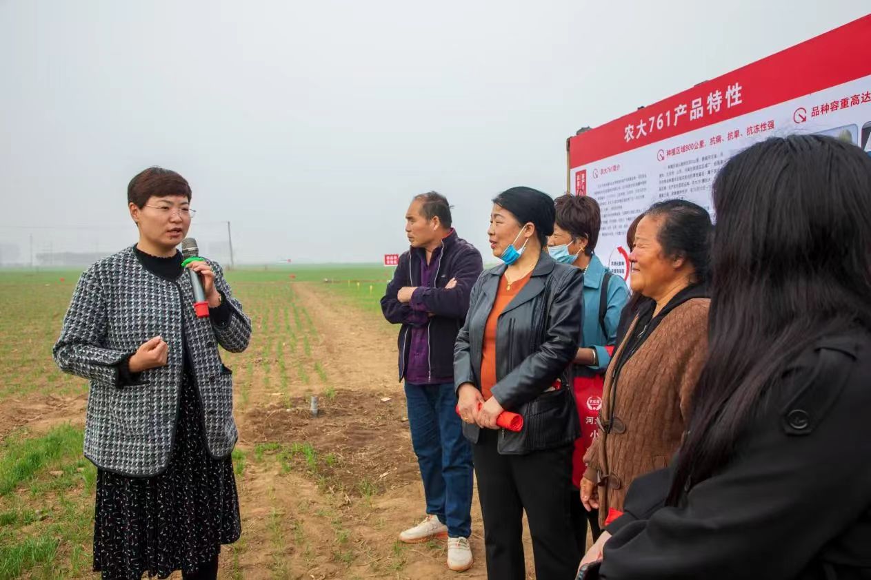 保定市徐水區:“沉浸式”宣講入耳更入心_fororder_田間地頭宣講強農政策,共話鄉村振興。劉柯旋攝