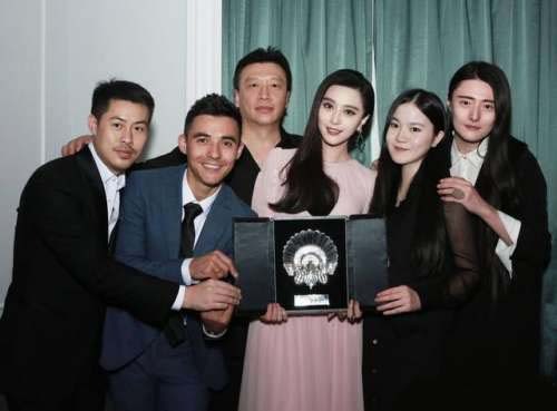 范冰冰曝光自己幕后团队成员照片 颜值高到秒杀明星