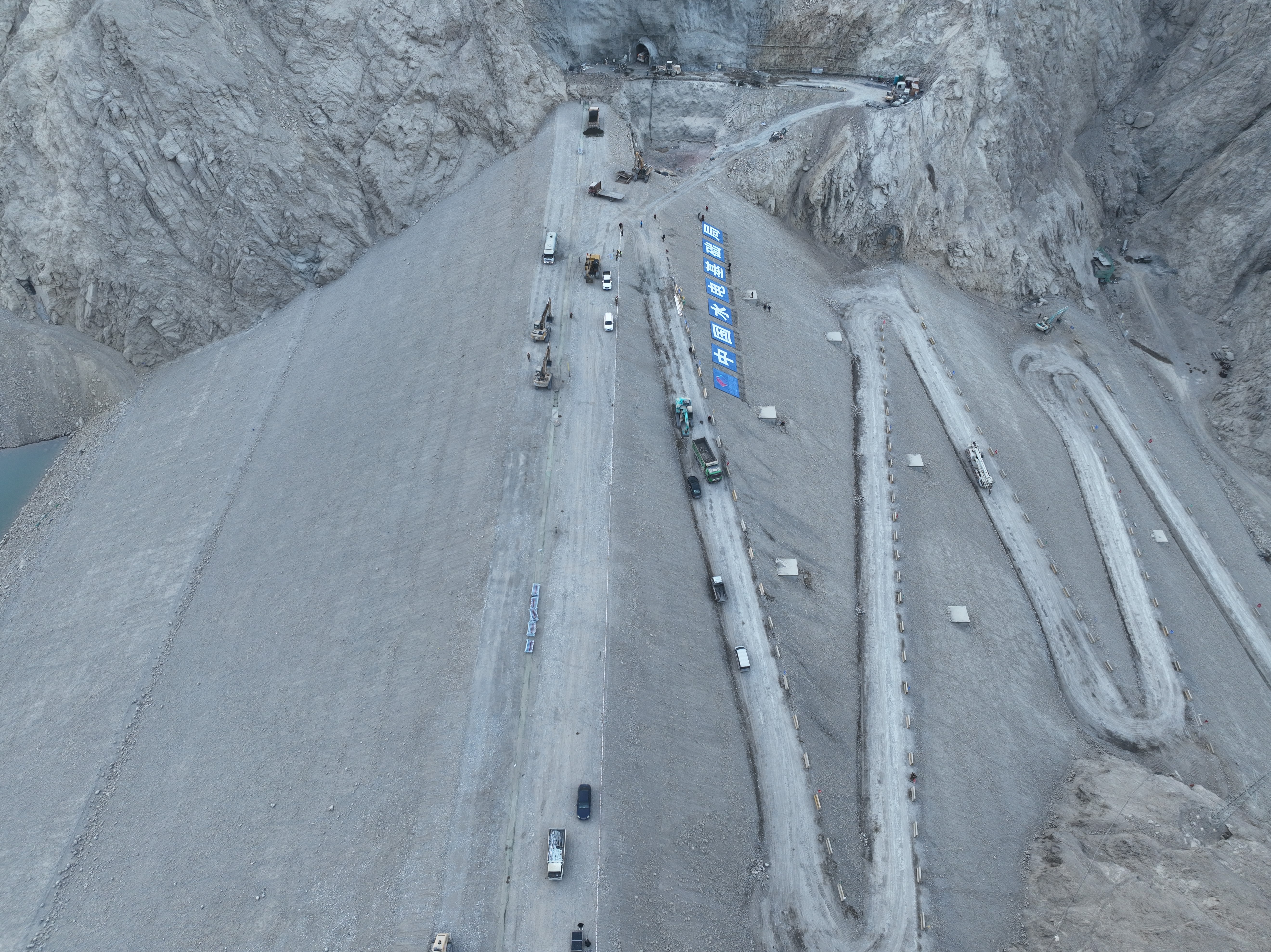 中国水电基础局有限公司承建的乌斯通沟水库大坝顺利封顶_fororder_2