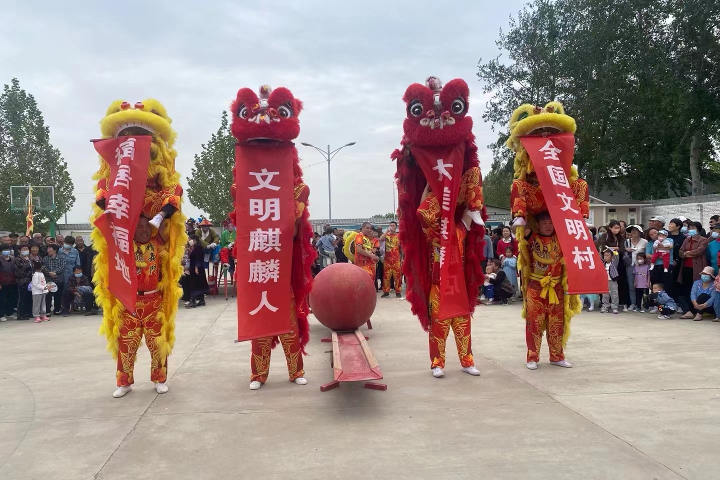 保定市徐水區:“沉浸式”宣講入耳更入心_fororder_百姓在文化娛樂活動中感受文明鄉風。劉軍鋒攝