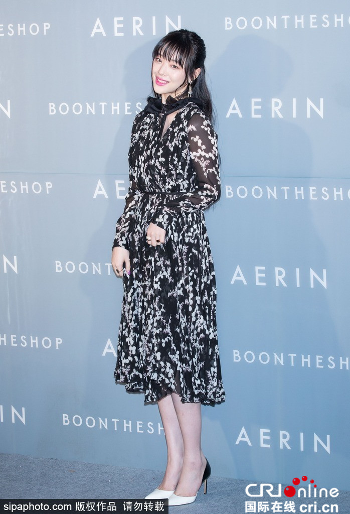 F(x)雪莉黑裙亮相变熟女 车艺莲粉嫩印花裙抢镜