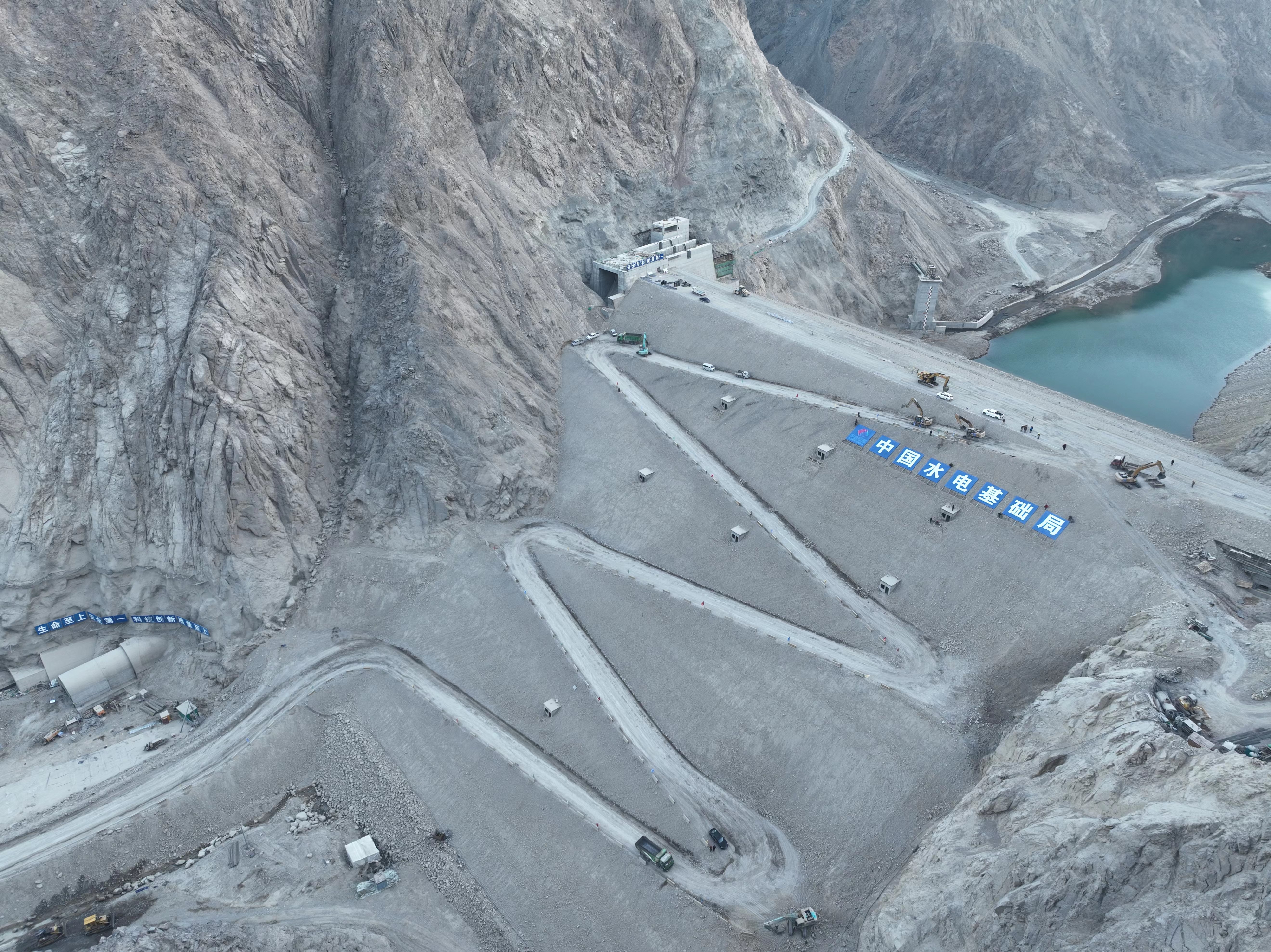 中国水电基础局有限公司承建的乌斯通沟水库大坝顺利封顶_fororder_1