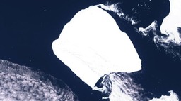 美媒：世界最大冰山之一正漂出南極水域_fororder_270bd8ce45b1417588ca55feff4fceac_s