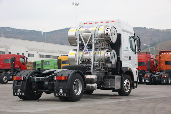 580大马力 势不可挡 乘龙H7 LNG牵引车开启高效快递新模式_fororder_image003