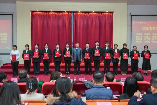 广州新华学院举行2023年优秀学生和先进集体表彰大会
