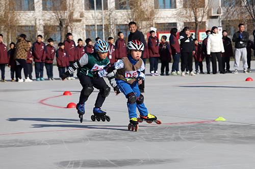 河北丰宁：冰雪运动“燃”冬日_fororder_小学组轮滑比赛现场 丰宁 教体局提供