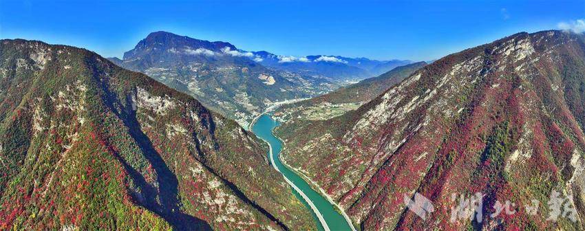 三峽香溪兩岸紅葉似彩霞