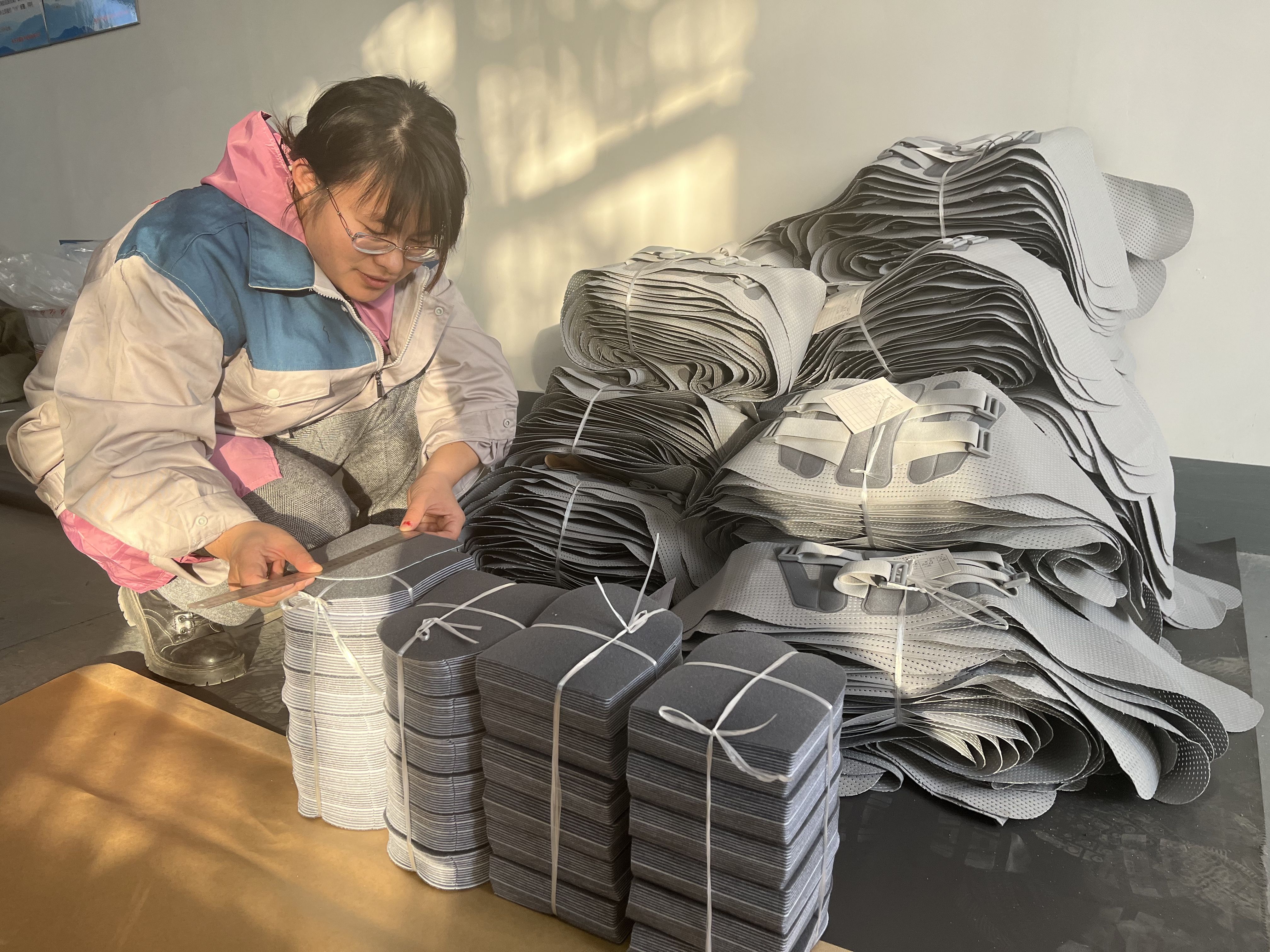 河北深州：“党建+创业”助农增收致富_fororder_助农车间员工正在制作医疗保健护腰带。张立威摄