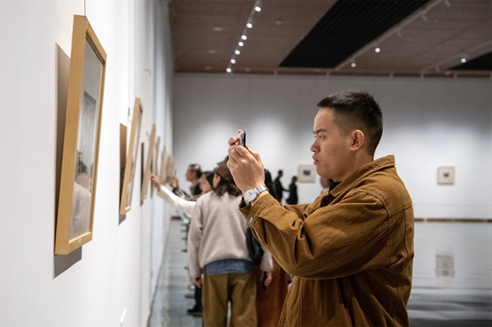 “從延安精神到新中國情懷”紀念第一個五年計劃70週年版畫巡展在貴州遵義開展_fororder_觀展2