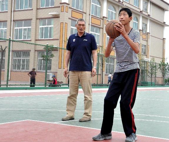 下一个姚明?14岁少年身高已达216 下一个姚明?14岁少年身高已达216