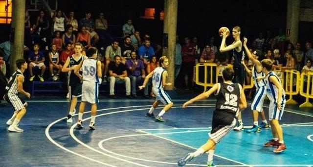 下一个姚明?14岁少年身高已达216 下一个姚明?14岁少年身高已达216