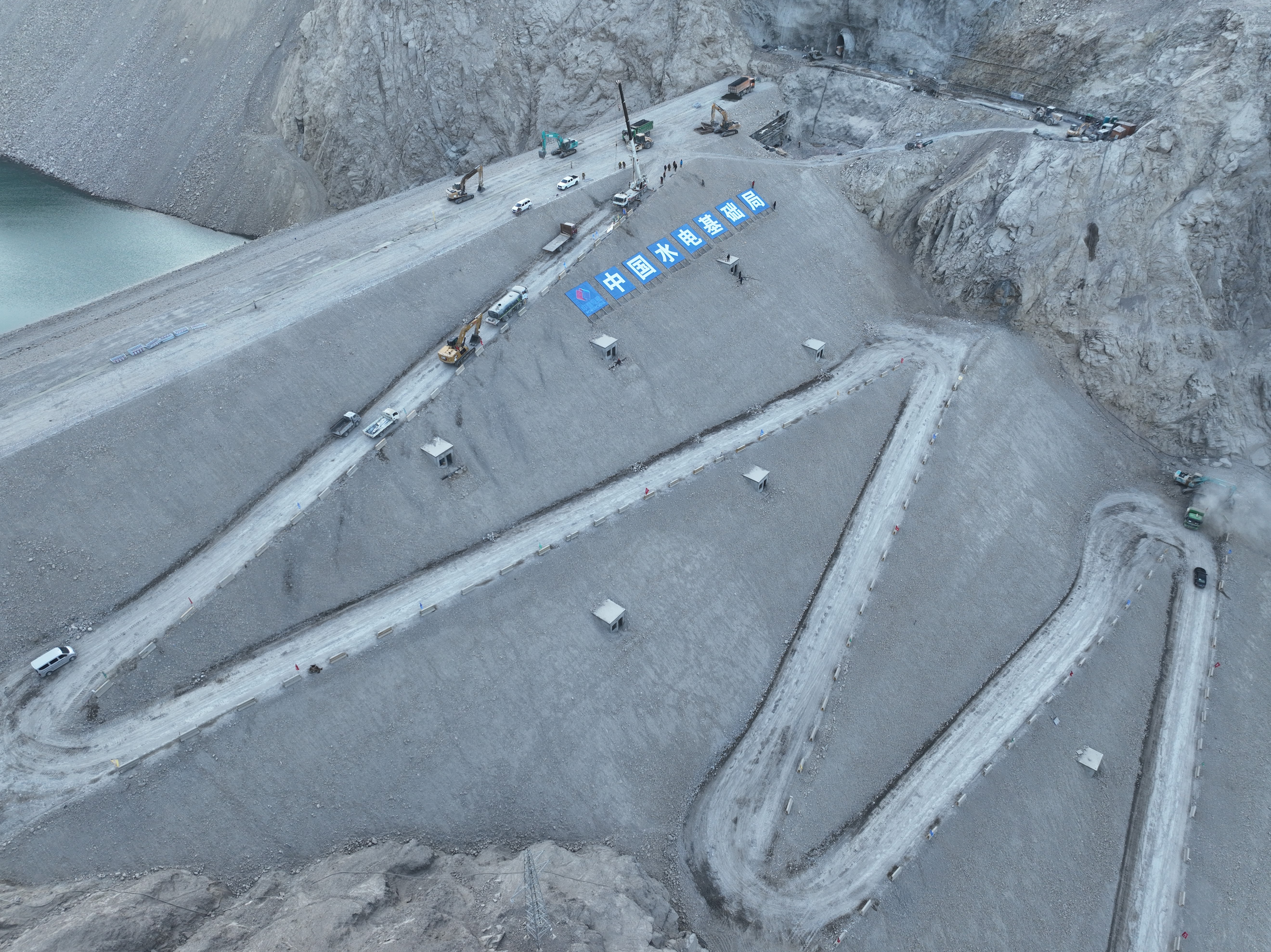 中国水电基础局有限公司承建的乌斯通沟水库大坝顺利封顶_fororder_3